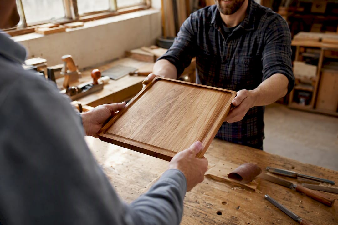 Übergabe eines fertigen Holzprojekts in der Werkstatt