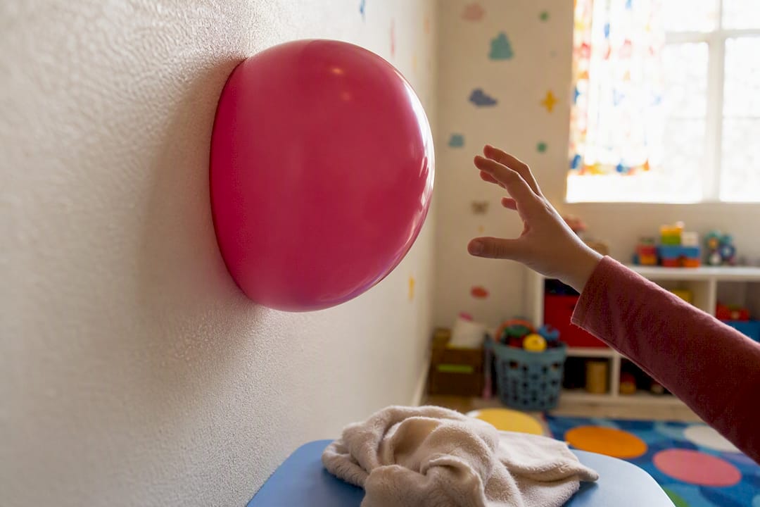 Balloon stuck to neutral wall by static electricity