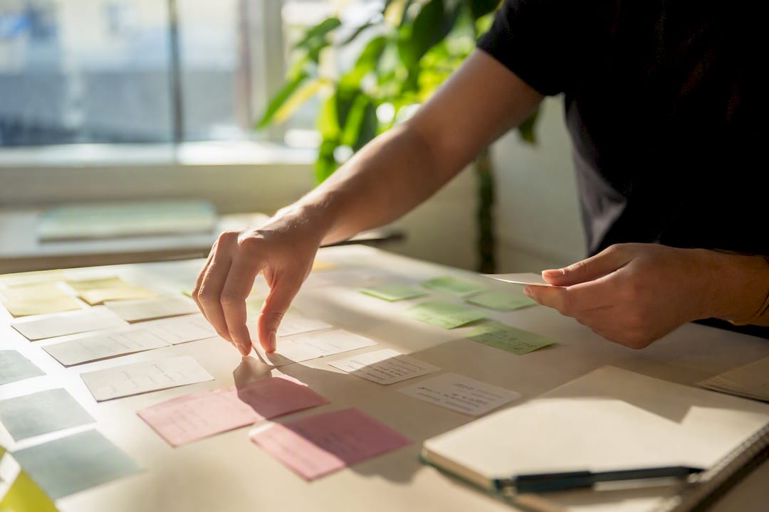 Hands mapping backlink gaps with notes