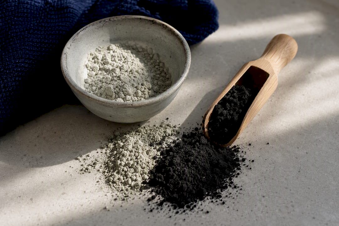 Clay and charcoal powders for hair detox