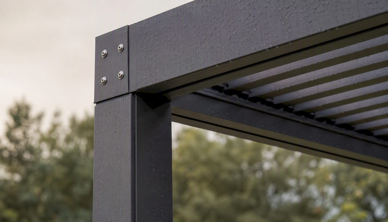 Aluminijasta pergola, po kateri kapljajo dežne kaplje