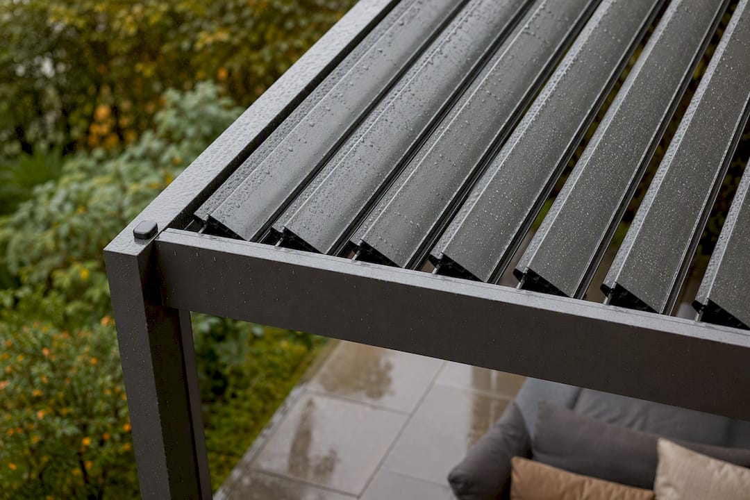 Bioklimatska pergola zapira lamele med dežjem