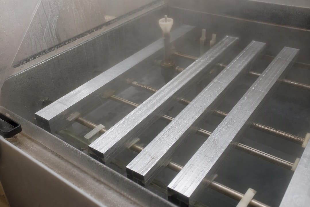 Aluminijasti deli pergole v komori za testiranje s solnim razprševanjem