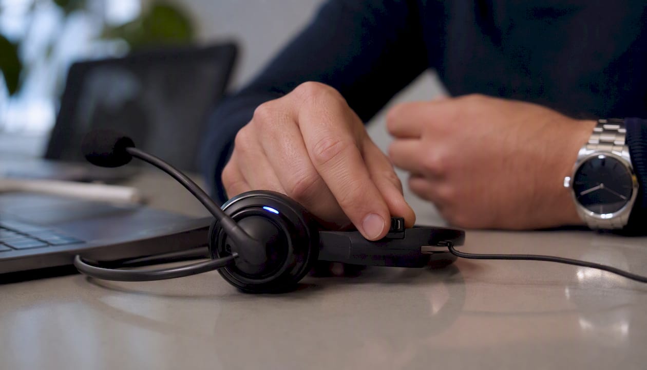 Hands switching call center headset mode