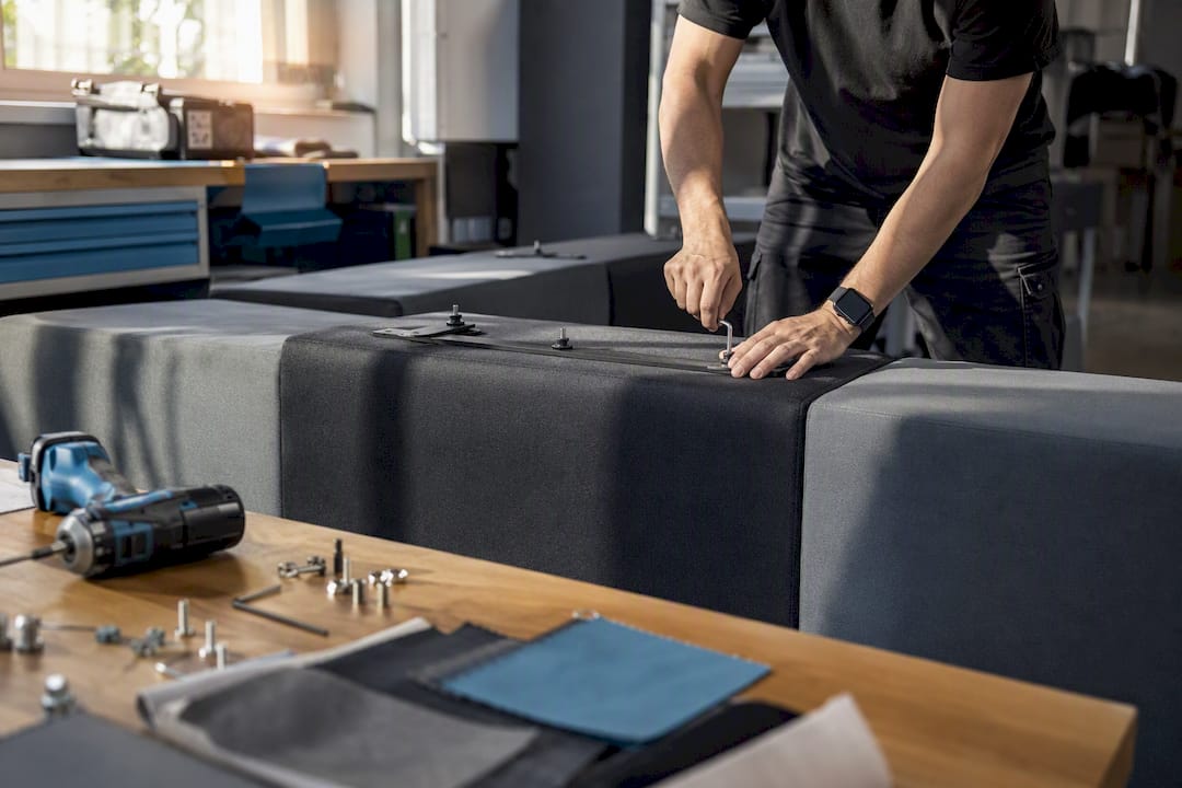 Manual maintenance on modular seating linking mechanism