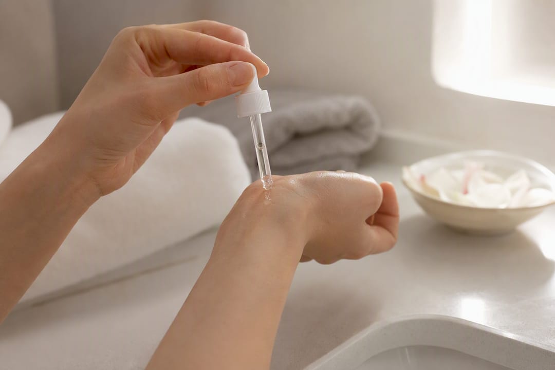Il siero viene dosato con cura nella routine di cura della pelle con una pipetta.