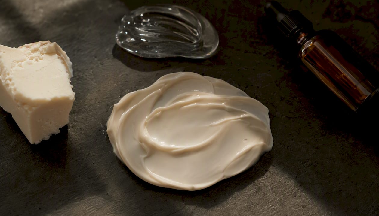 Creamy occlusive moisturizer with natural ingredients