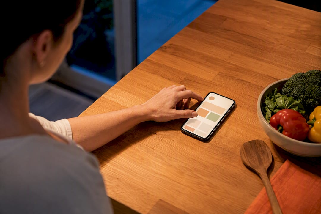 User choosing dinner with nutrition app