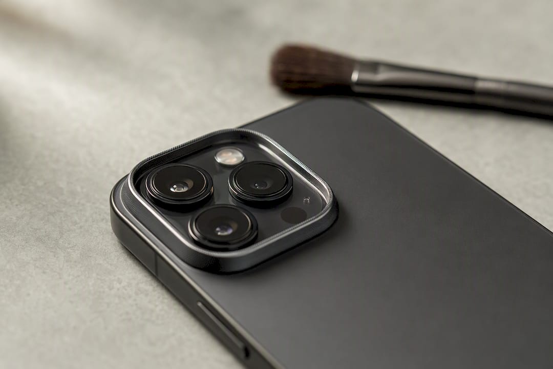 Schützender Metallring am Kamerabuckel des Smartphones