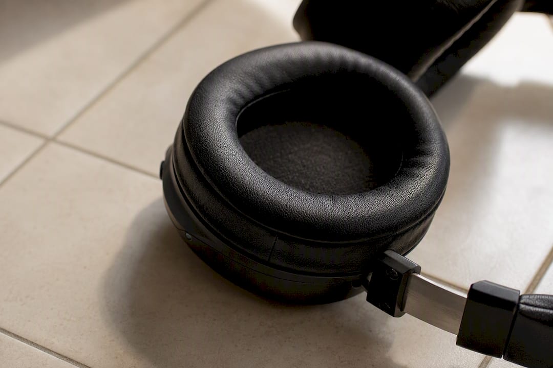 Nahaufnahme eines Over-Ear-Kopfhörer-Ohrpolsters auf dem Tisch