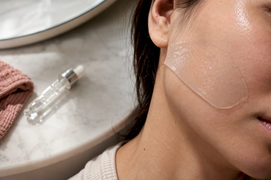 Transparent hydrogel fragment absorbing on cheek