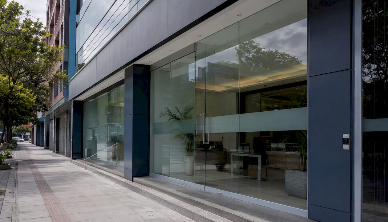 Vista exterior de una oficina de seguros moderna ubicada en pleno centro de la ciudad.