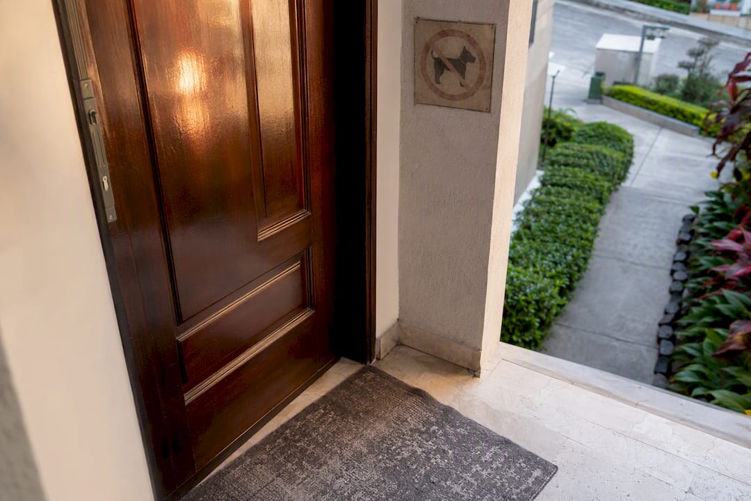 Puerta de apartamento con señal que prohíbe mascotas