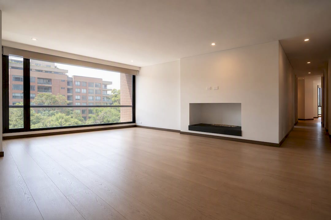 Interior de sala luminosa y vacía