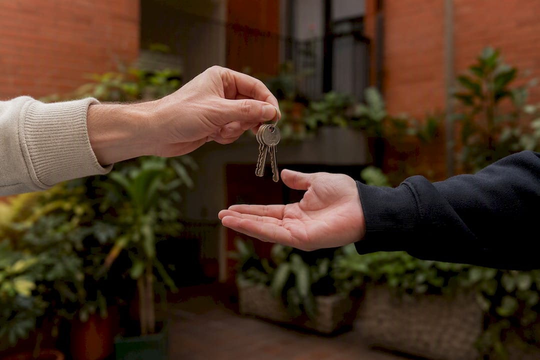 Manos entregando las llaves de un apartamento en Bogotá