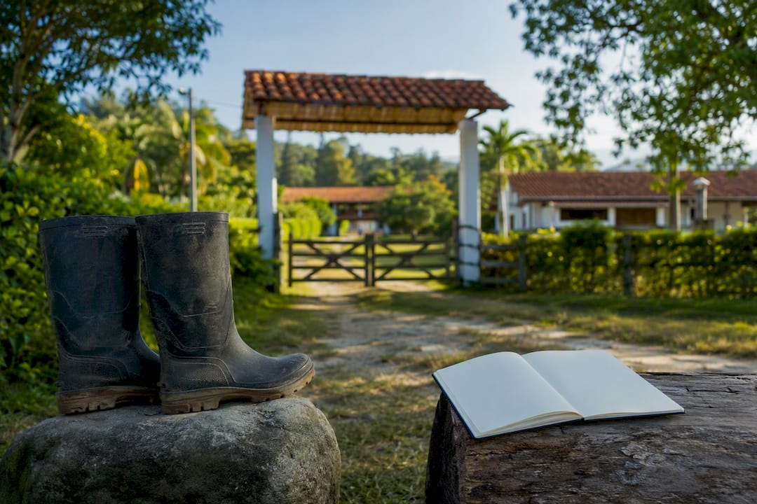 Entrada a finca rural y artículos para preparar la visita
