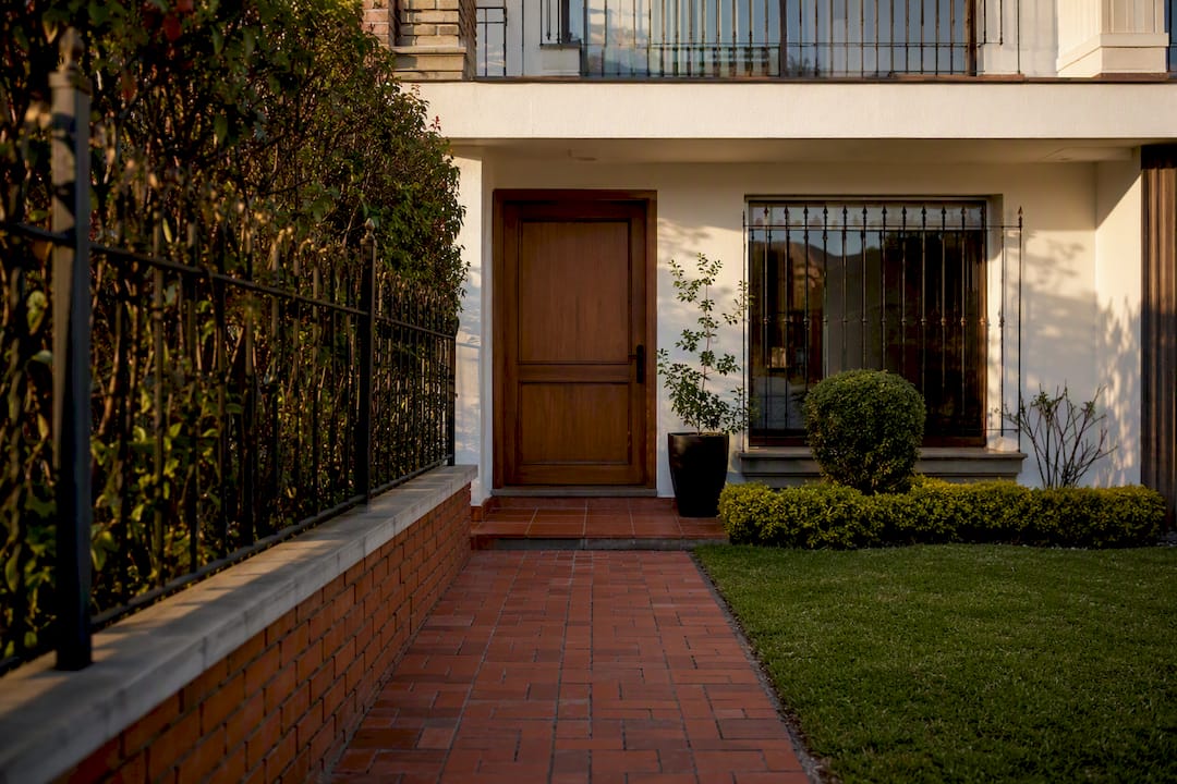 Fachada y jardín bien cuidados de una vivienda