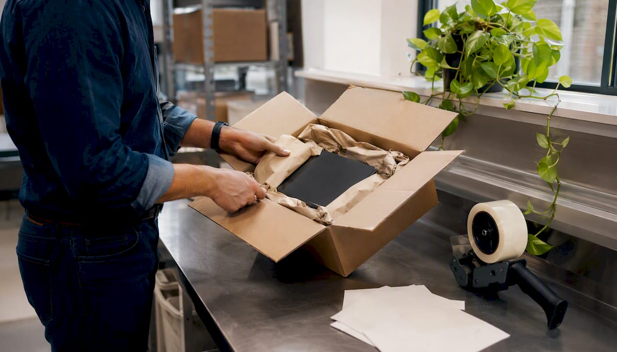 Hands unpacking device in logistics setting