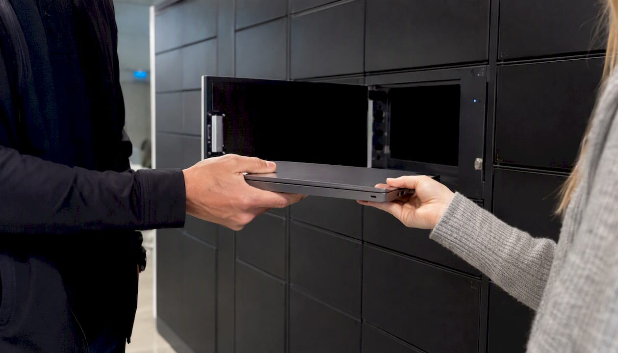 Hands retrieving device from smart locker