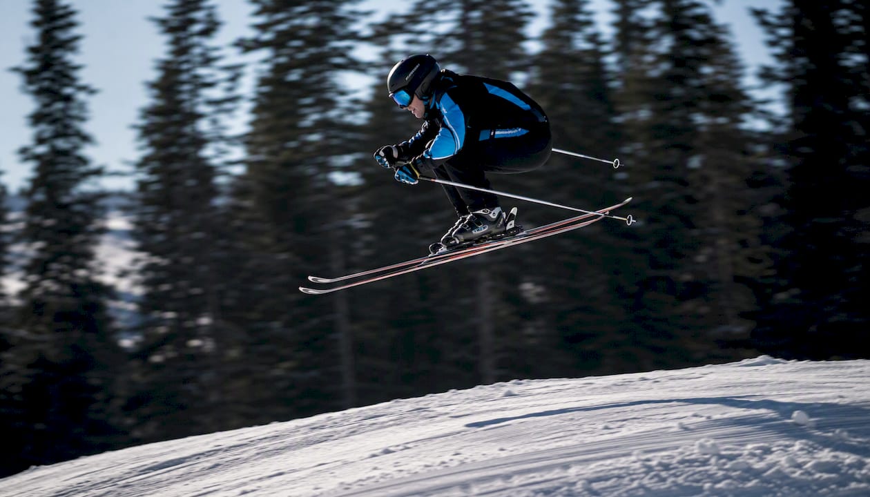Ein Skicross-Athlet hebt auf der Rennstrecke spektakulär ab.