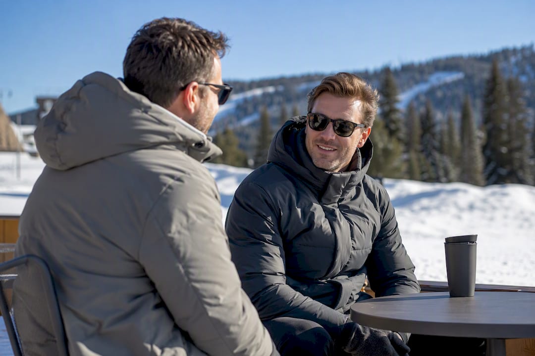 Sportler und Sponsor unterhalten sich draußen im Winterresort
