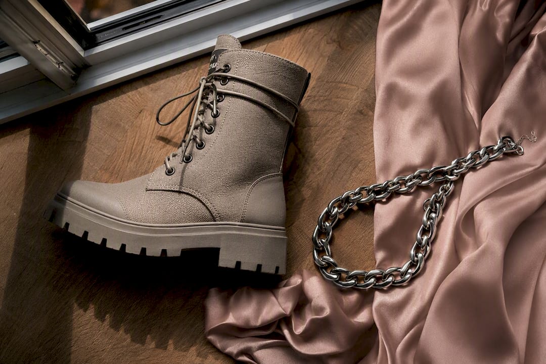 Combat boot with silk fabric and chunky chain necklace