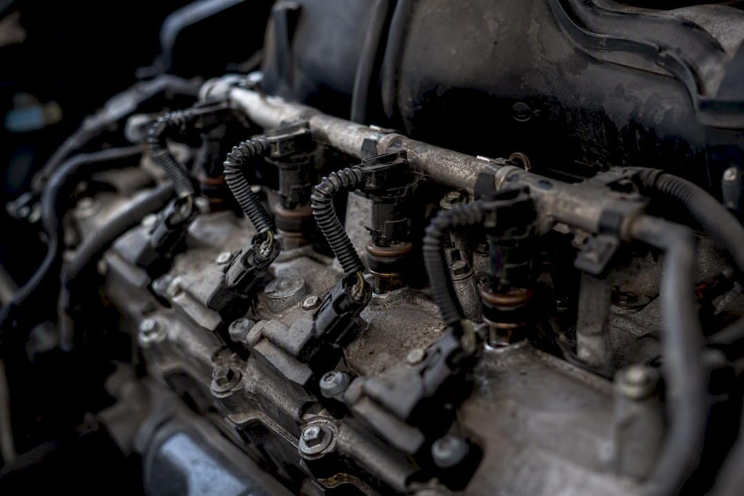 Gros plan sous le capot d'une voiture avec des injecteurs de carburant