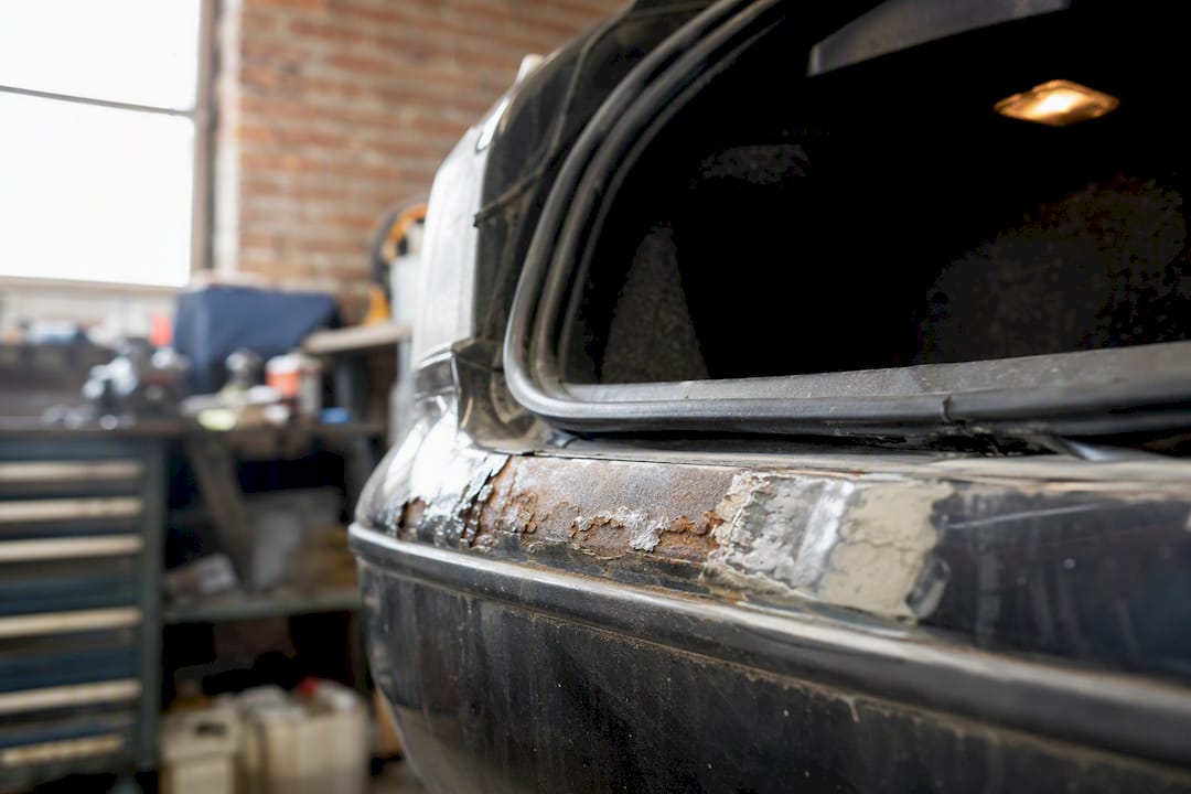 Coffre de voiture avec corrosion et réparation de rustine