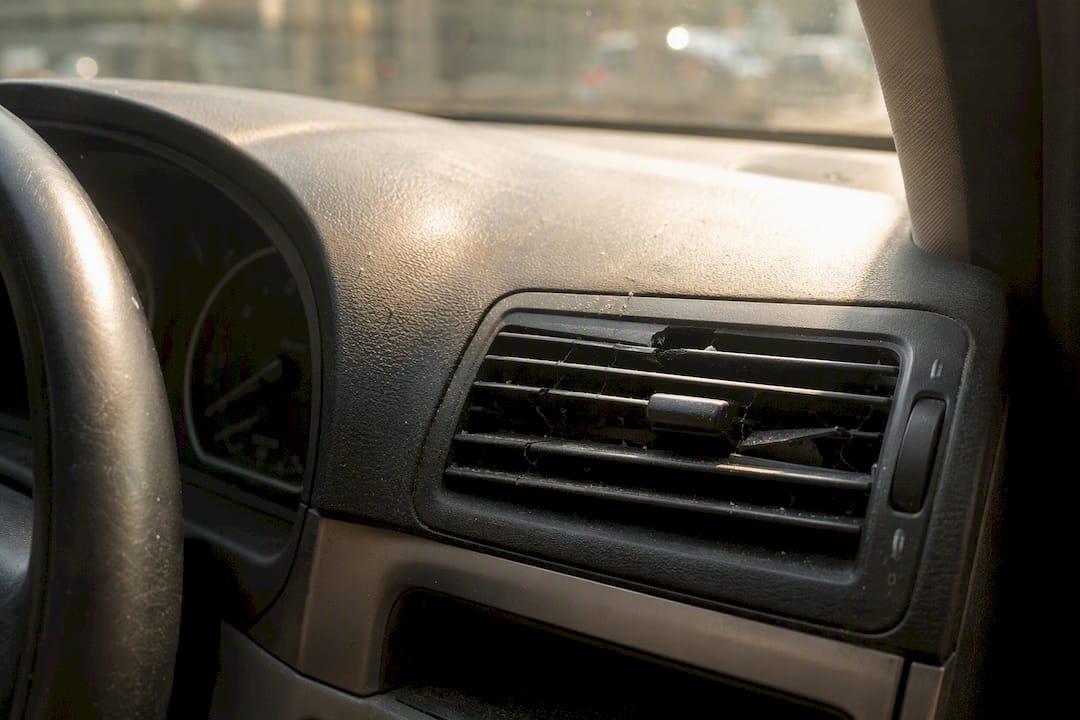 Gros plan sur une sortie d'air conditionné de voiture cassée