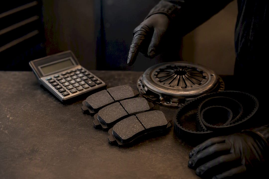 Pièces de réparation automobile et calculatrice sur un établi