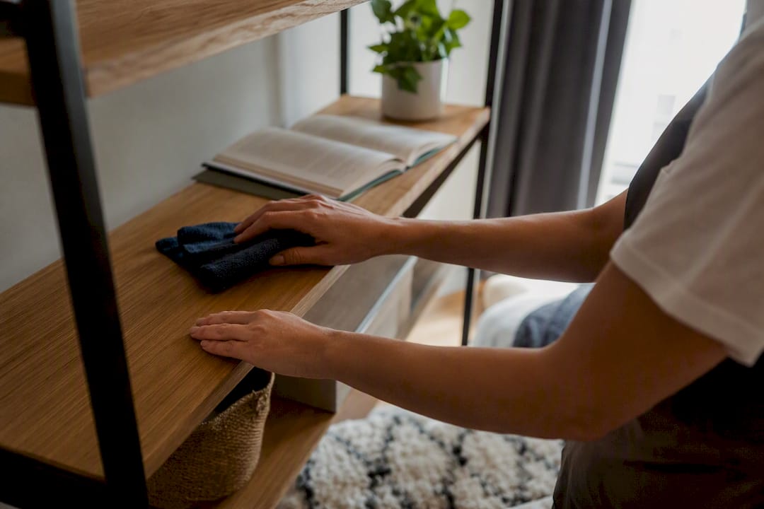 Mains changeant les draps pendant le nettoyage