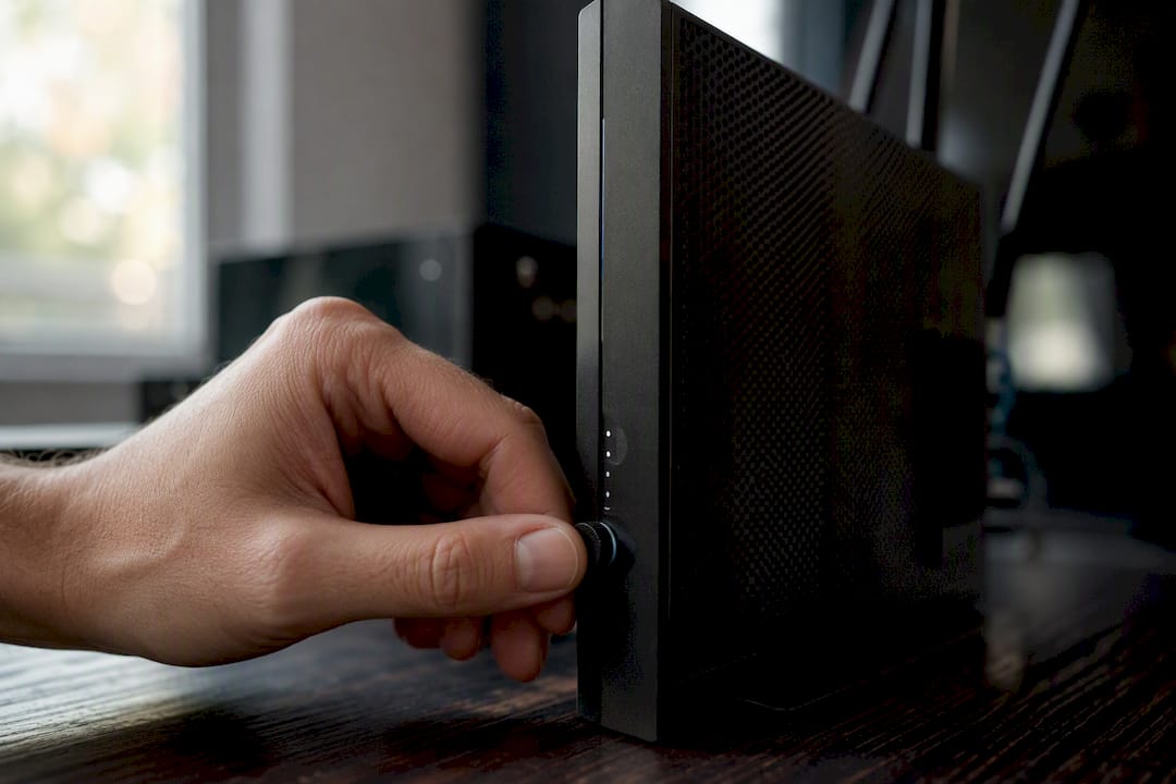 Hand adjusting router dial in technical setup