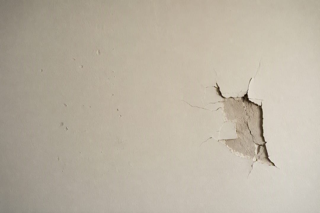 Sammenligning af vægge med sømhuller og større skader