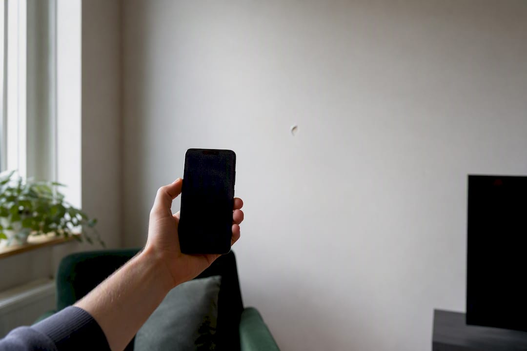 Lejer tager billeder af skader på væggen