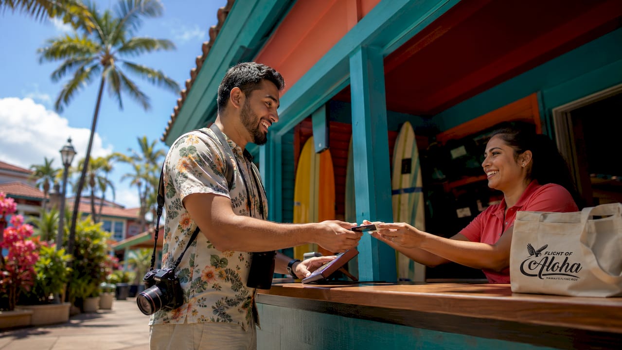 Man renting car for Kona cruise excursion