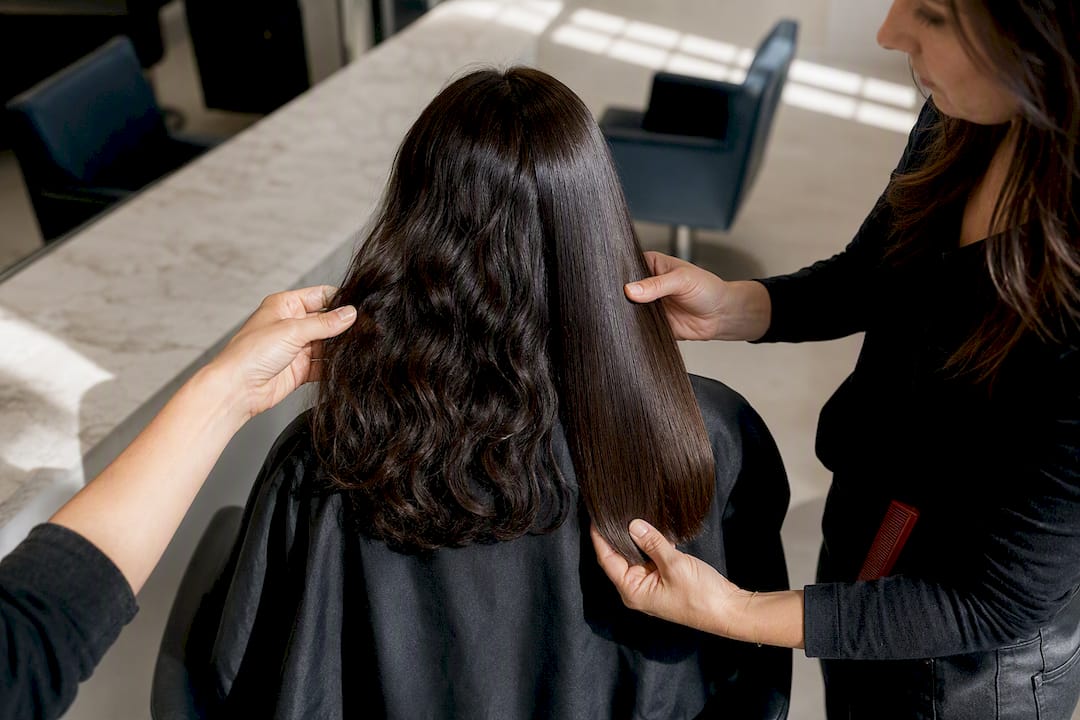 Contrasting wavy and sleek hair finishes