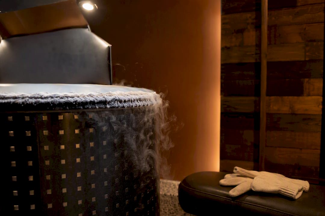 Cryotherapy chamber with vapor and gloves