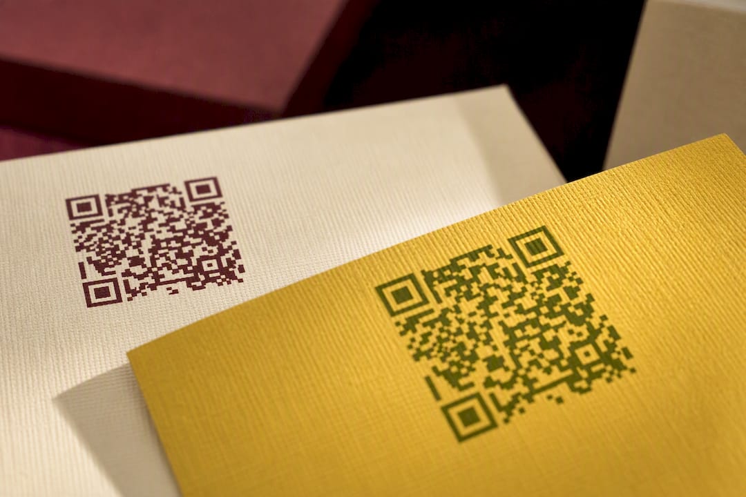 Contrasting colored 2D codes on packaging