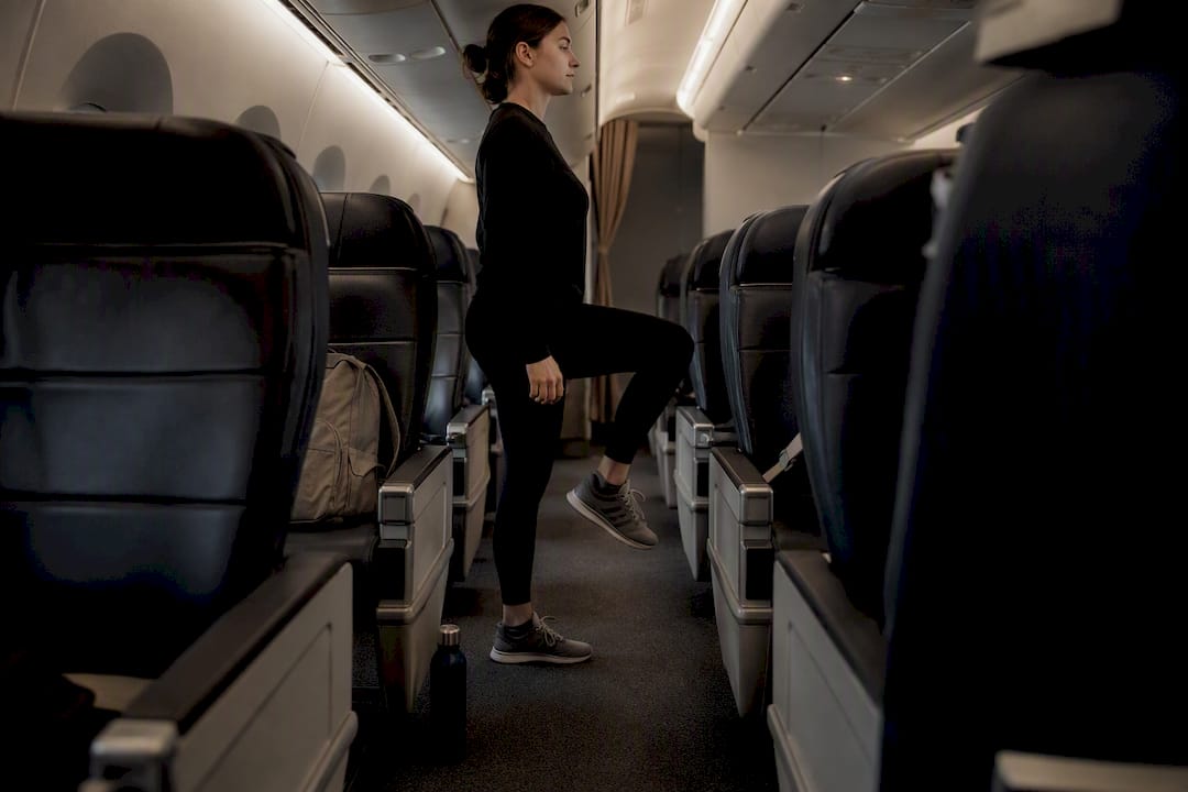 Resenär som gör benövningar inne i flygplanet