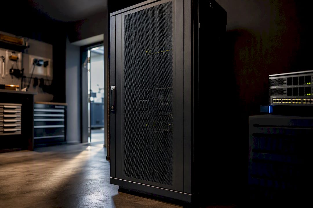 Server-Rack im Nebenraum einer Autowerkstatt
