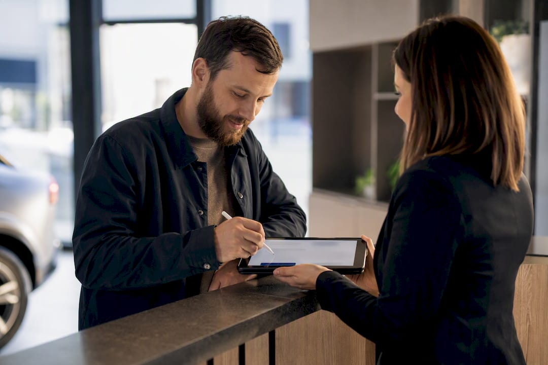 Kunde unterschreibt digital am Werkstattempfang