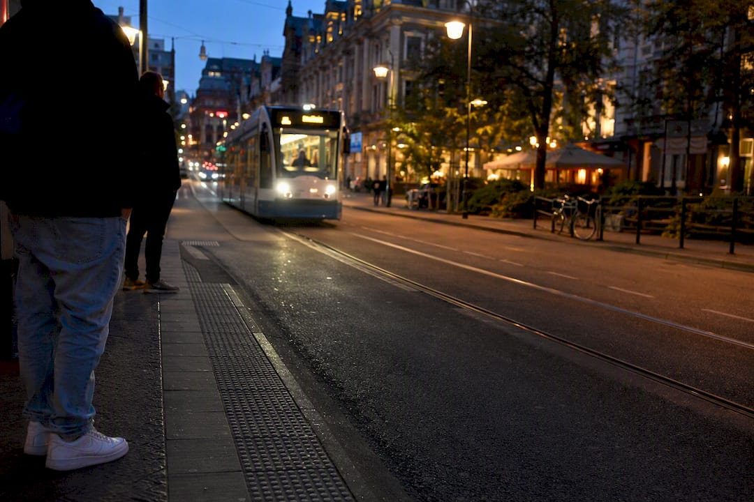 Tram nadert het theatergebied in Amsterdam