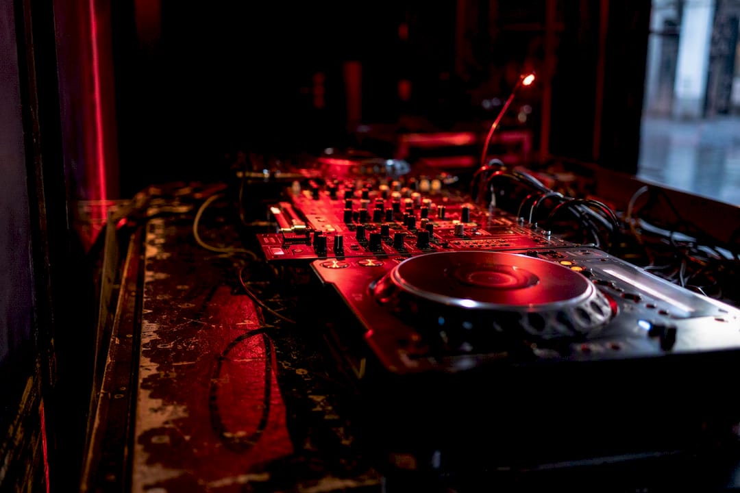 DJ-apparatuur klaar op het podium van de club