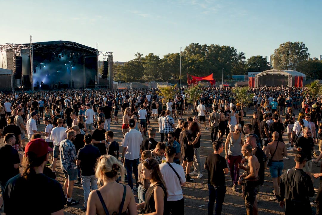 Publiek dat zich tussen festivalpodia verplaatst