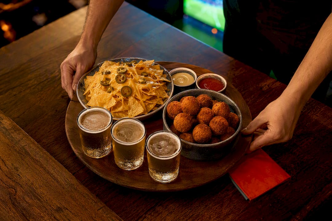 Bitterballen en nacho’s tijdens de voetbalwedstrijd