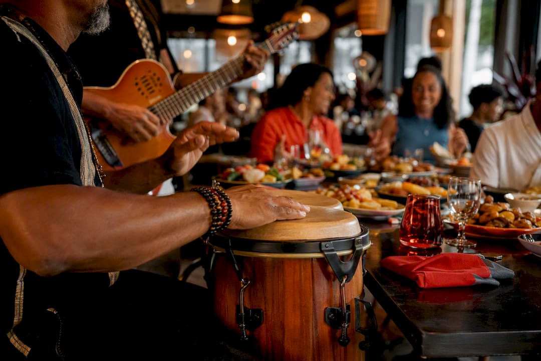 Live muzikant bij een brunchtafel