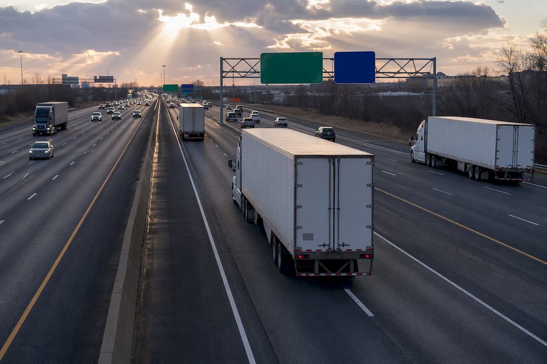 Lastwagen auf einer US-Autobahn