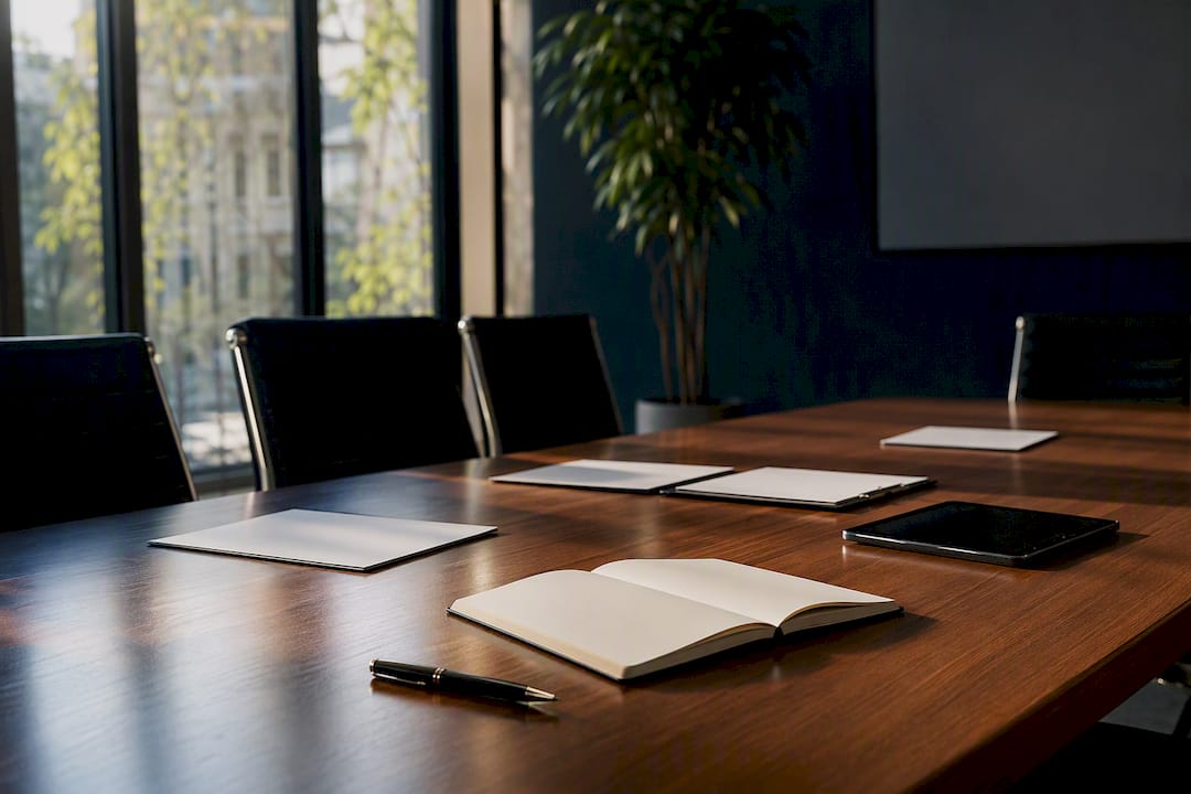 Arbeitsplatz mit Vertrag und ausgeschaltetem Laptop