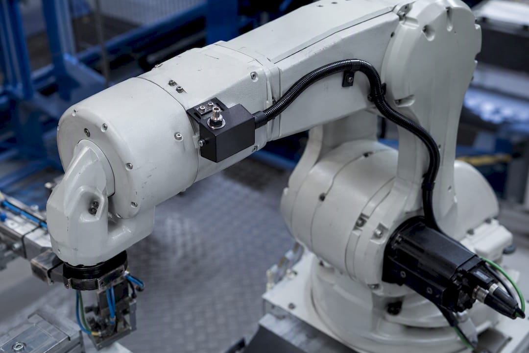 Fabrikmaschine mit KI-Wartungssensor