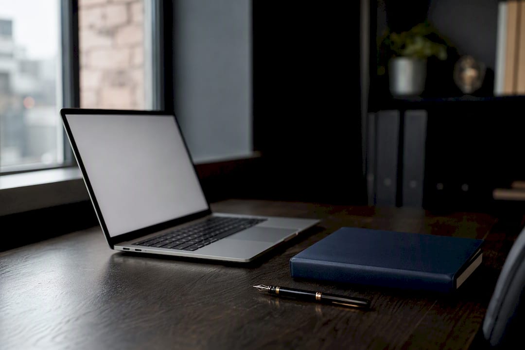 Büroschreibtisch mit Laptop und Geschäftsmappen